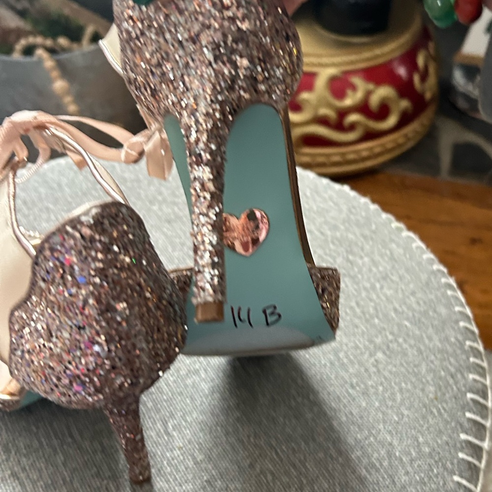 Elegant Glitter Pointed-Toe Heels - Picture 8 of 9